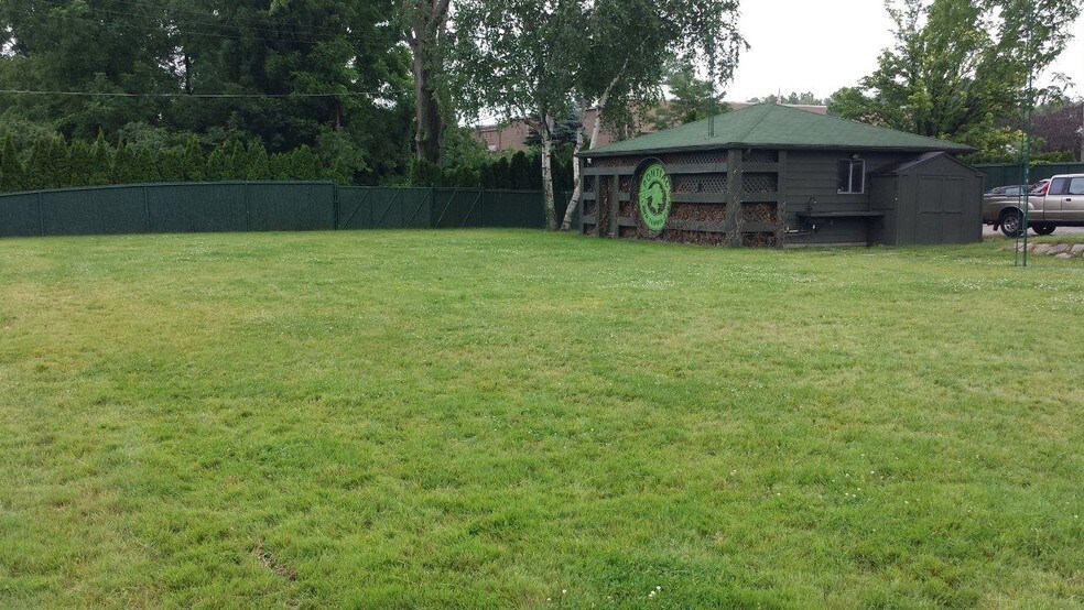 More Photos Of 1015 Golf Dr, Bloomfield Hills Manufacturing For Sale