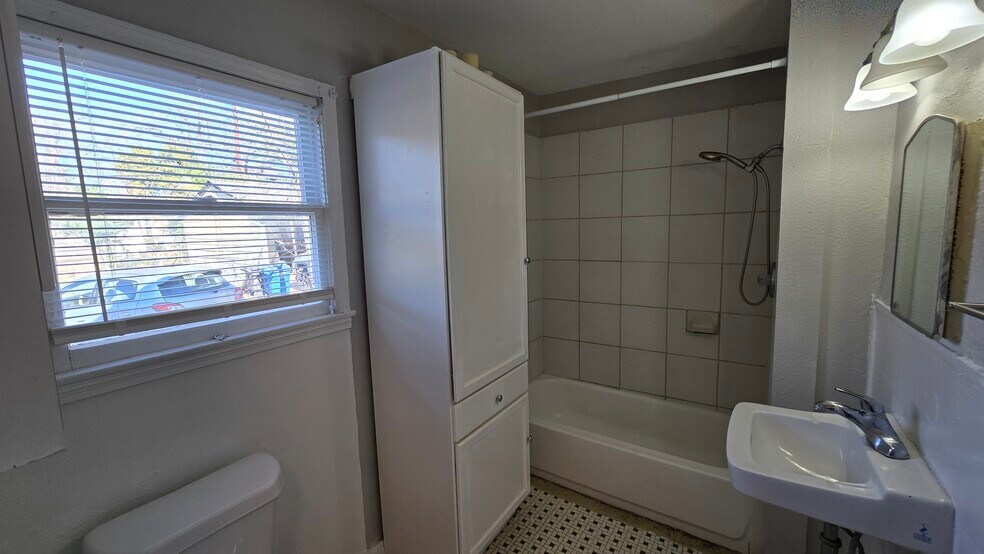 More Photos Of 323 Claremont Ave, San Antonio Multifamily For Sale