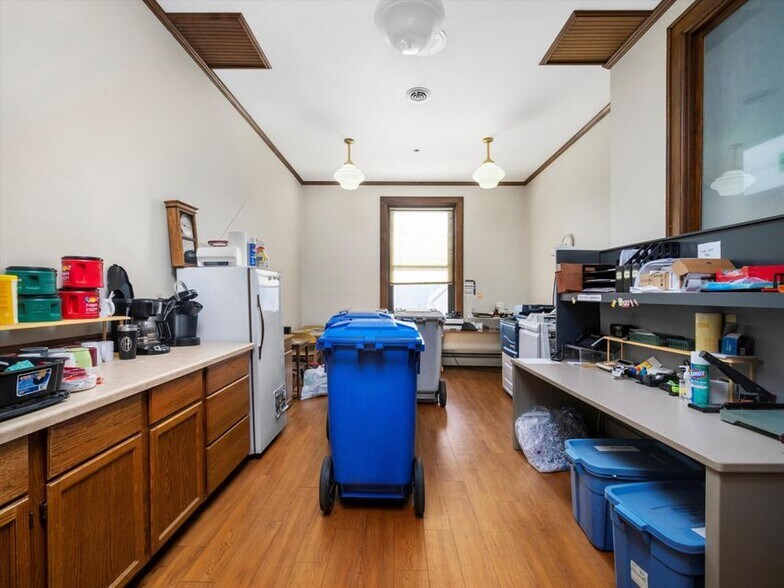 More Photos Of 921-931 8th St, Manitowoc Office For Lease