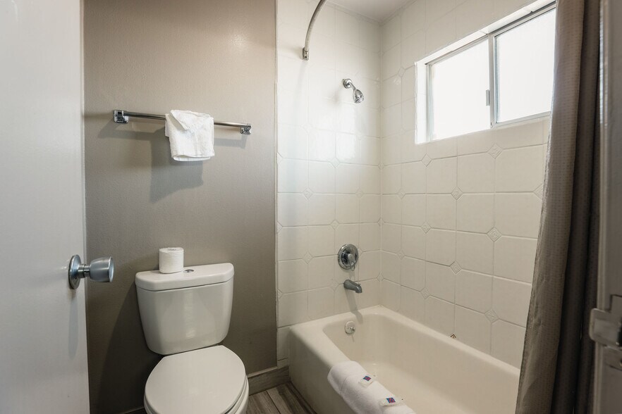 More Photos Of 1350 W Main St, Barstow Hotel For Sale