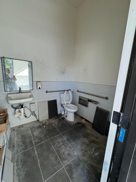 More Photos Of 500 S Glendale Ave, Glendale General Retail For Lease