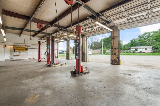 More Photos Of 1745 W Hensley Blvd, Bartlesville Service For Sale