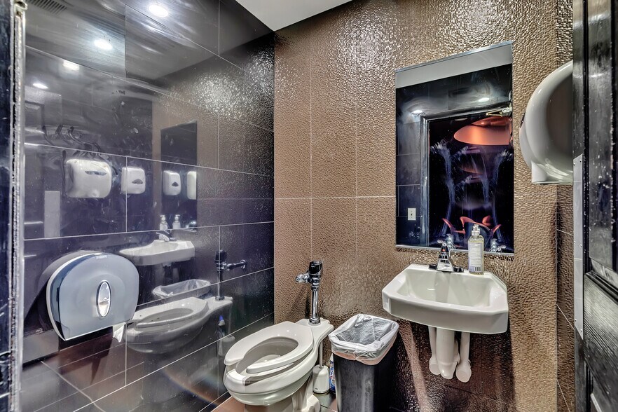 More Photos Of 1137 Bordentown Rd, Burlington Bar For Sale