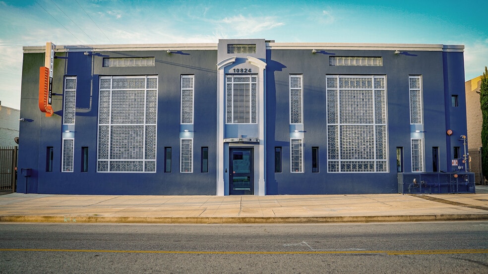 More Photos Of 10824 Burbank Blvd, North Hollywood Warehouse For Lease