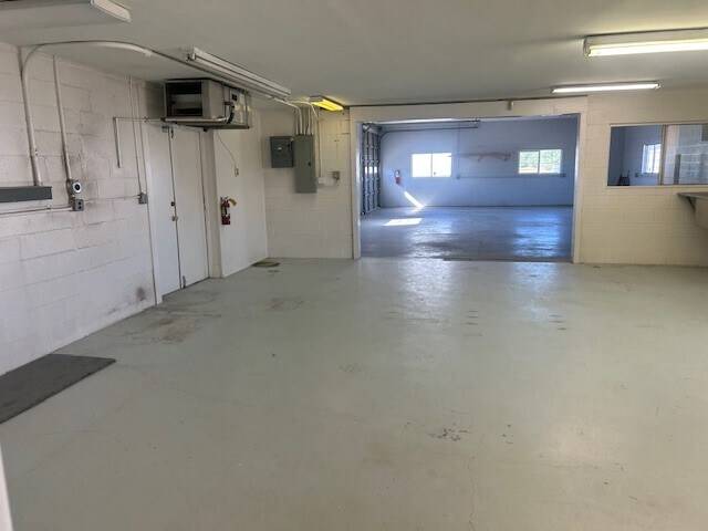 More Photos Of 685 Industrial Blvd, Delta Warehouse For Lease