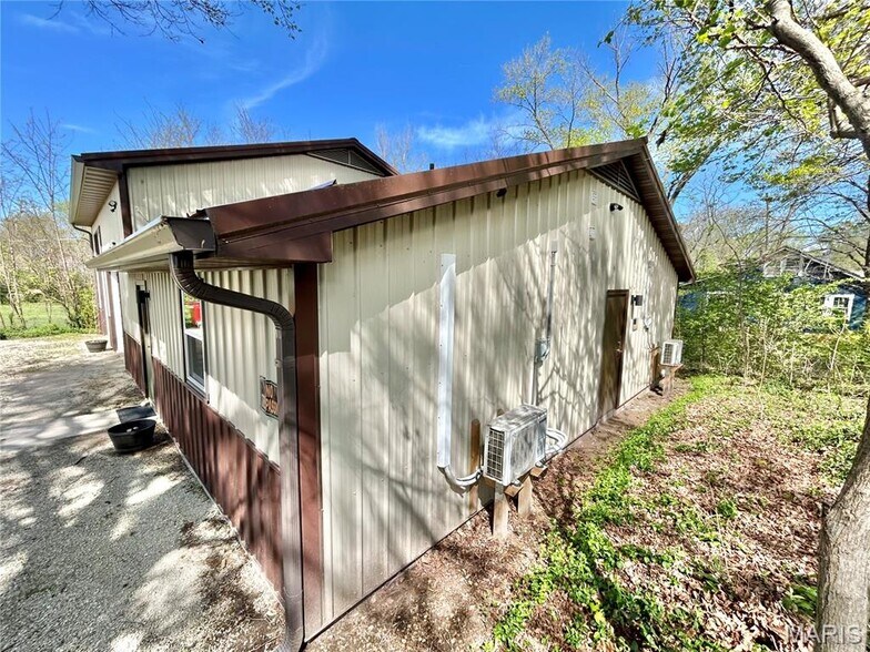 More Photos Of 306 E Franklin St, Salem Flex For Sale