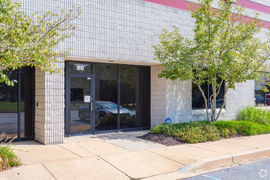 More Photos Of 88-120 Quigley Blvd, New Castle Showroom For Lease