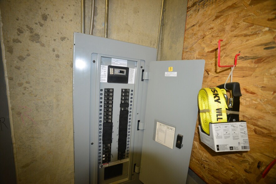 More Photos Of 9042 Hornbaker Rd, Manassas Industrial For Lease