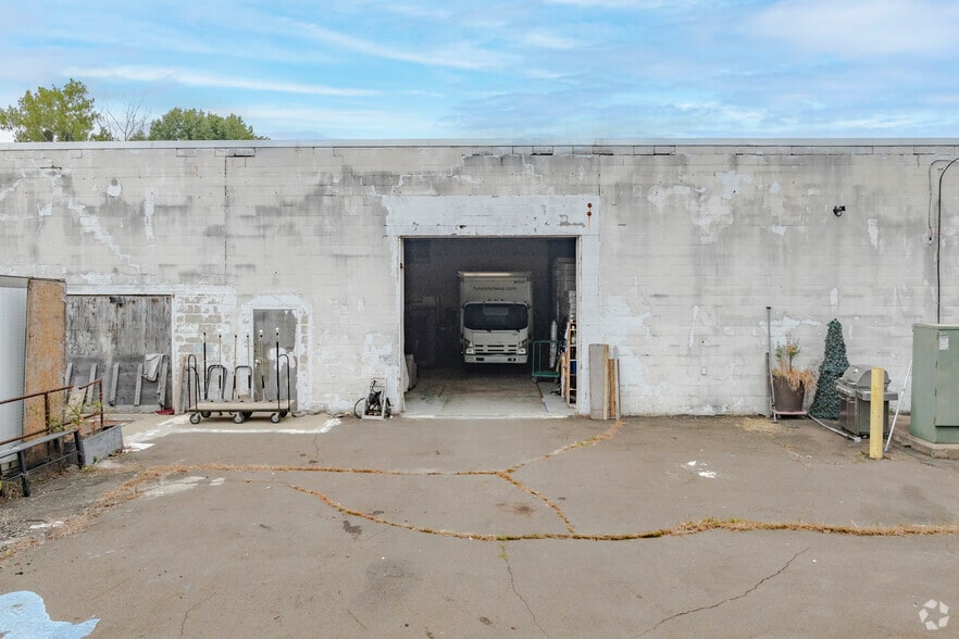 More Photos Of 855 Boston Post Rd, West Haven Freestanding For Lease