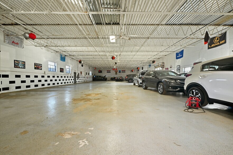 More Photos Of 11 Lucon Dr, Deer Park Showroom For Lease