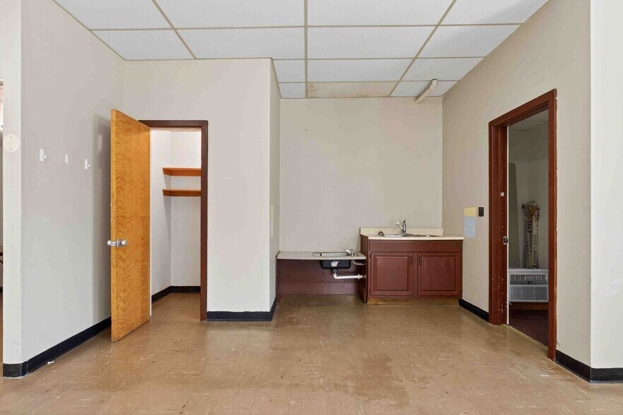 More Photos Of 301 E Main St, Knoxville Office For Lease