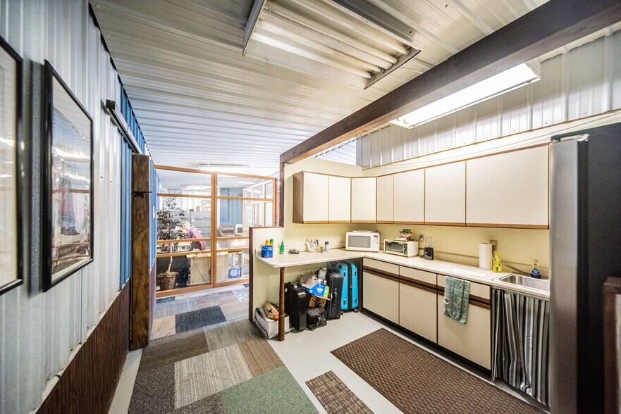 More Photos Of 501 Lakeshore Dr, Kuttawa Warehouse For Sale