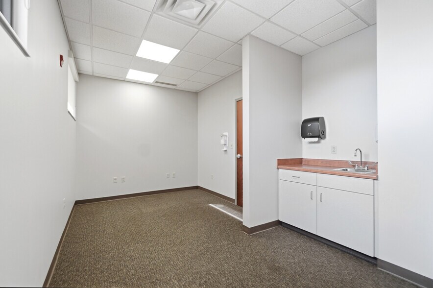 More Photos Of 375 N Eastown Rd, Lima Medical For Lease