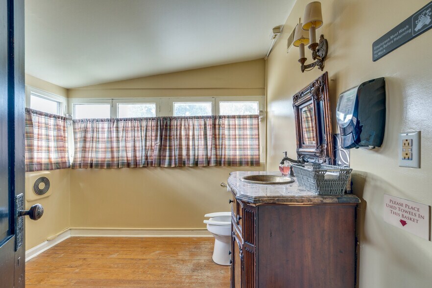 More Photos Of 412 6th St, Bristol Restaurant For Sale