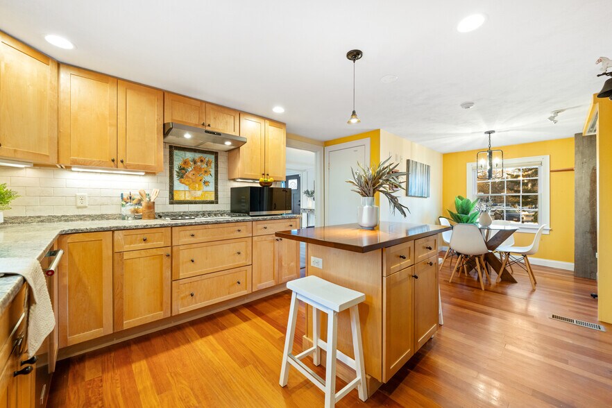 More Photos Of 25 Carlisle Rd, Westford Veterinarian Kennel For Sale