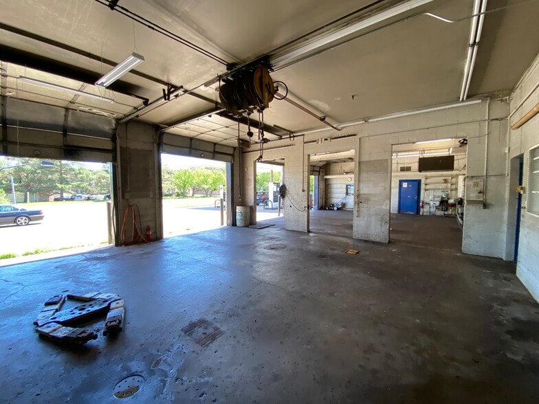 More Photos Of 1700 E Old Shakopee Rd, Minneapolis Auto Repair For Sale
