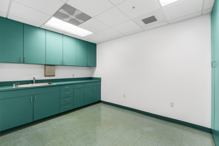 More Photos Of 845 37th Pl, Vero Beach Medical For Lease