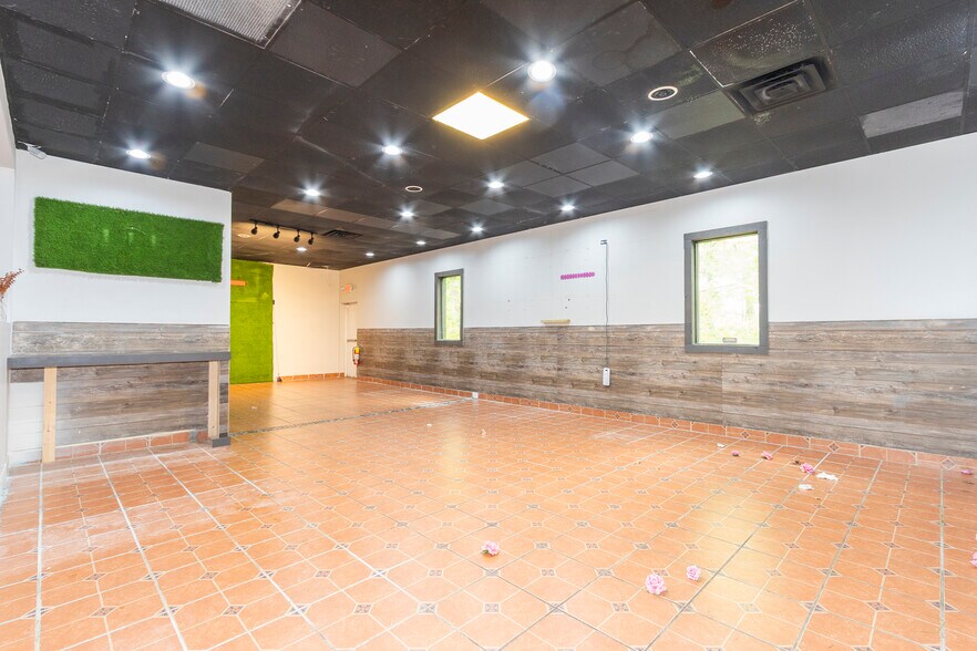 More Photos Of 1704-1710 W Main St, Central Restaurant For Lease
