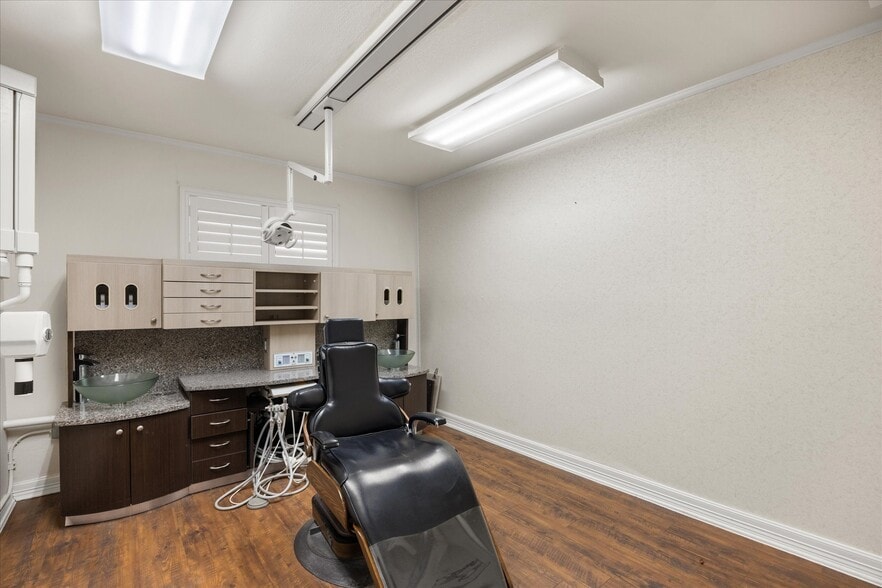 More Photos Of 310 W Bluff St, Granbury Office For Sale