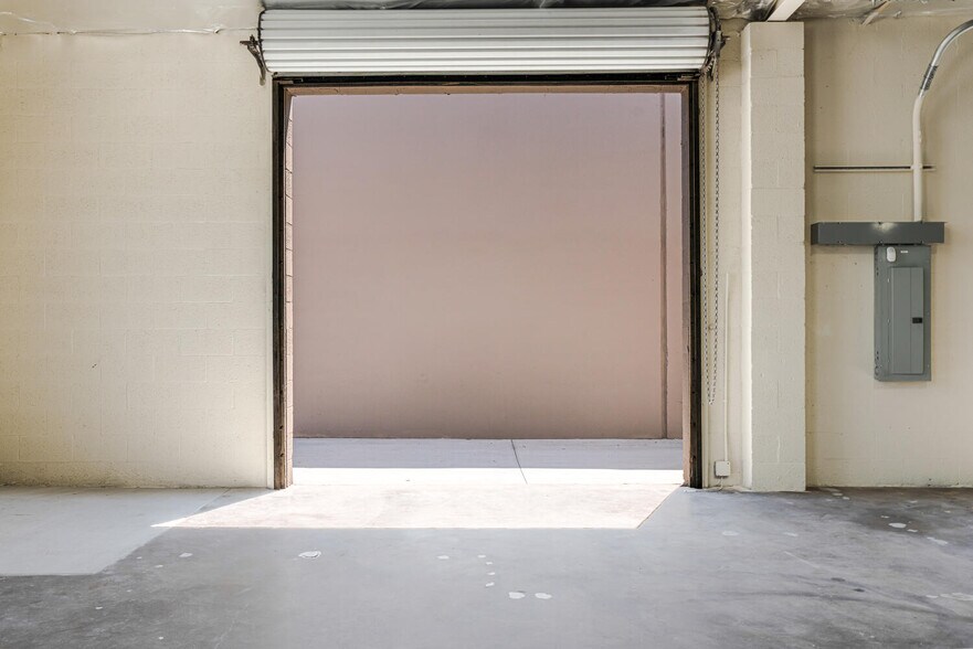 More Photos Of 13755-13761 Saticoy St, Panorama City Warehouse For Lease
