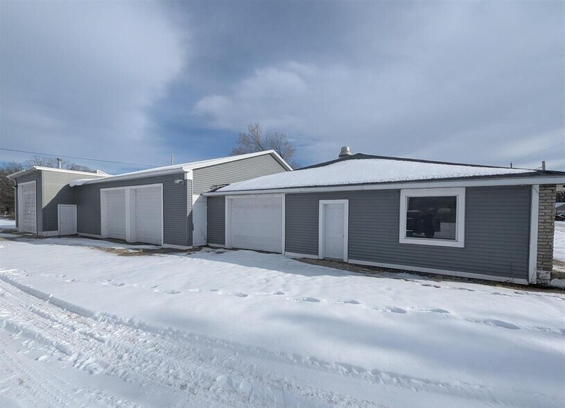 More Photos Of 421 E Moneta Ave, Peoria Heights Self Storage For Lease