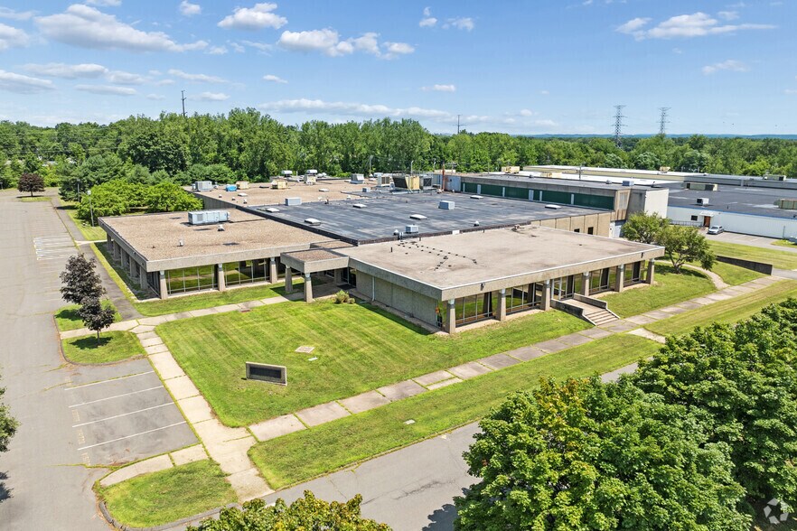 More Photos Of 92 Deerfield Rd, Windsor Unknown For Lease