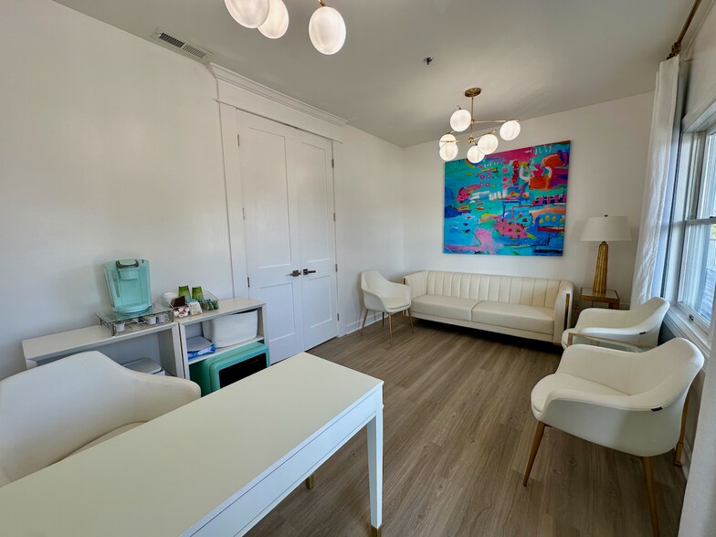 More Photos Of 103 Palm Blvd, Isle Of Palms Office For Sale