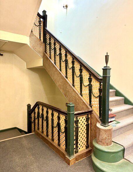 More Photos Of 118 E Court St, Paris Hotel For Sale