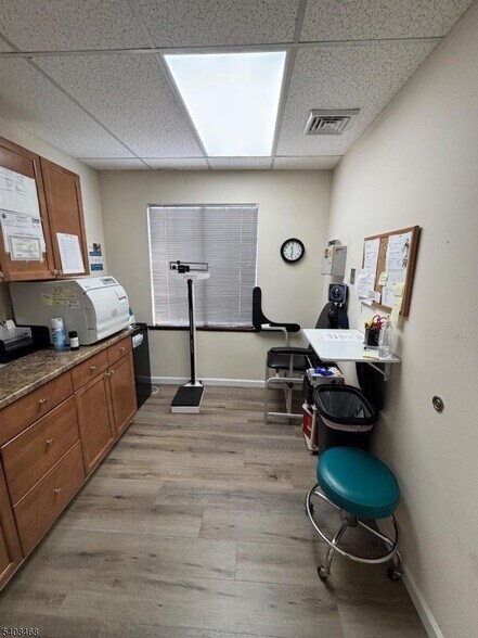 More Photos Of 188 Eagle Rock Ave, Roseland Office For Lease