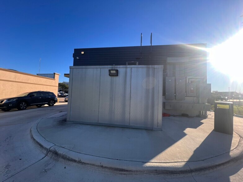 More Photos Of 2609 E 29th St, Bryan Freestanding For Sale