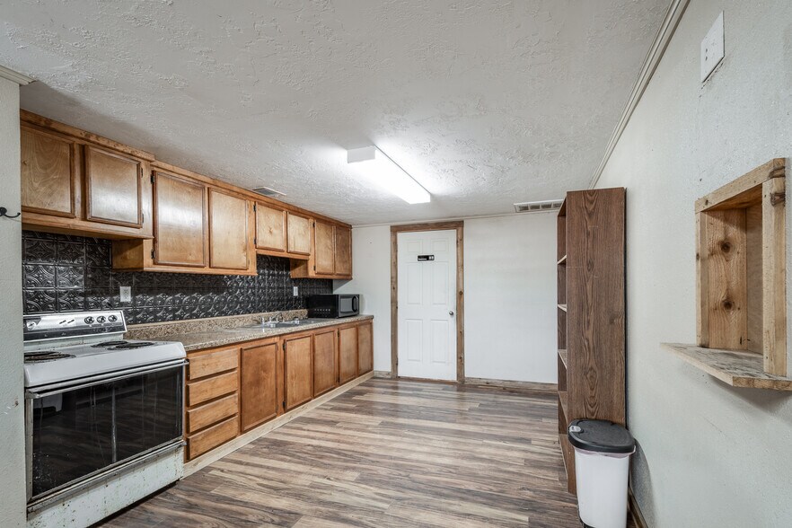 More Photos Of 910 E Church St, Livingston Service For Sale