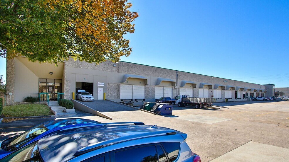 More Photos Of 4444-4464 W 12th St, Houston Unknown For Lease