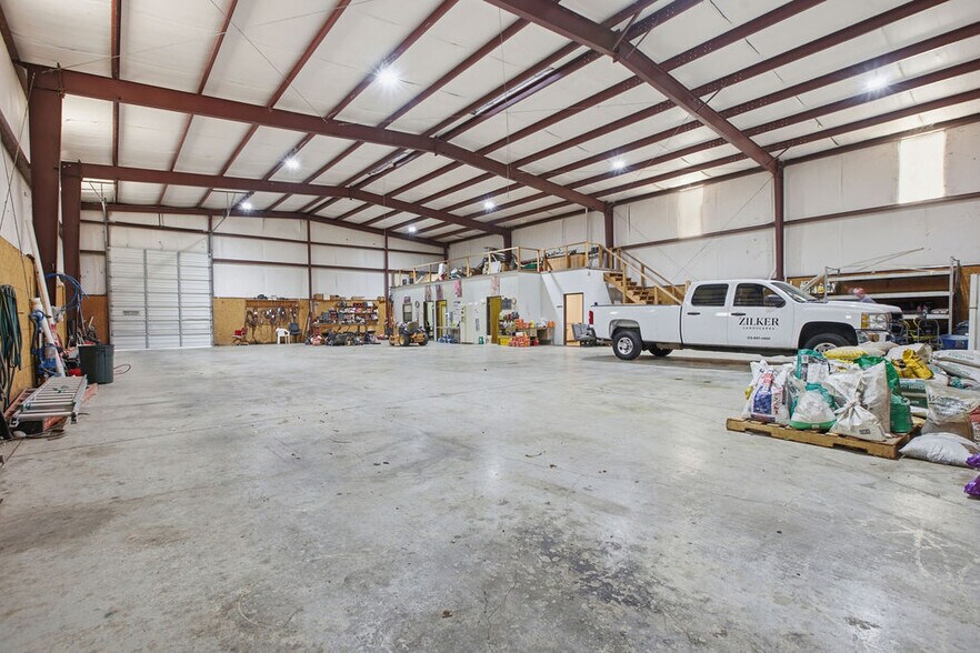 More Photos Of 2349 Patterson Industrial Dr, Pflugerville Warehouse For Lease