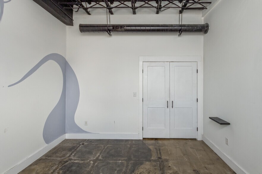 More Photos Of 46 Aston St, Asheville Light Manufacturing For Lease