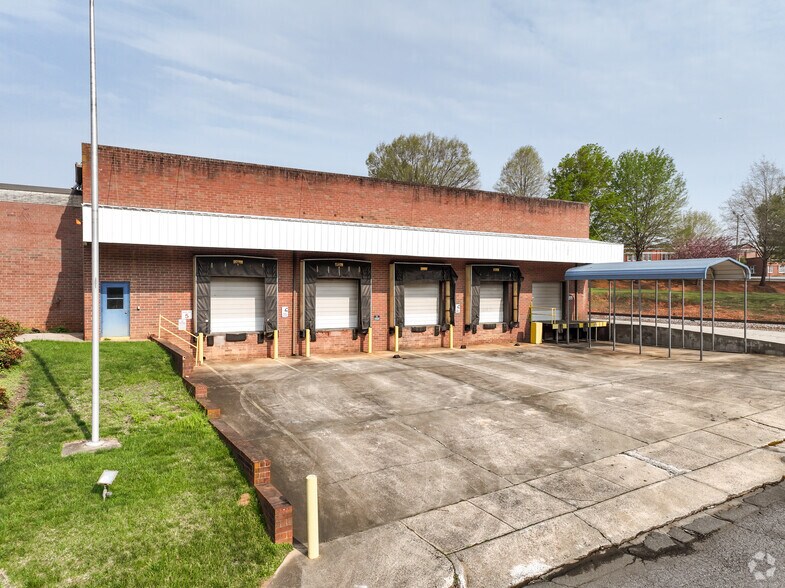 More Photos Of 820 Cochran St, Statesville Warehouse For Lease