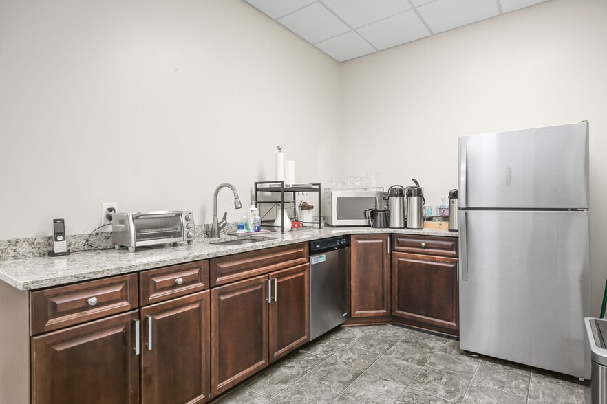 More Photos Of 3619 Richmond Hwy, Stafford Light Distribution For Sale