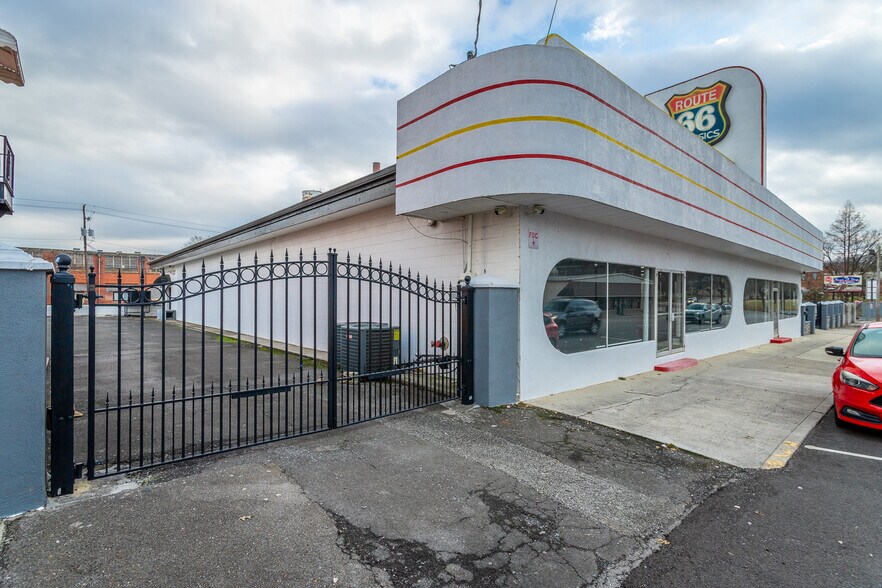 More Photos Of 395 S Ocoee St, Cleveland Showroom For Sale