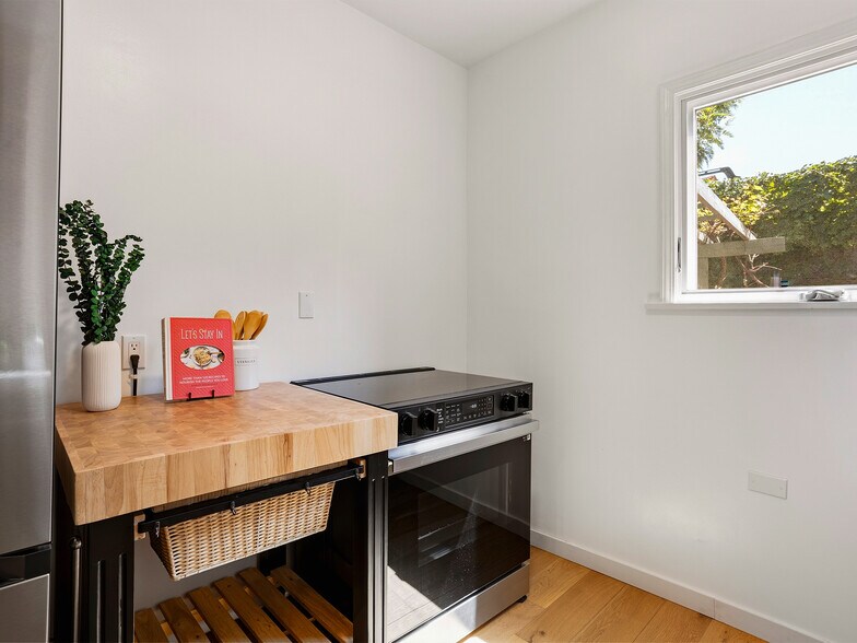 More Photos Of 1825 Altivo Way, Los Angeles Multifamily For Sale