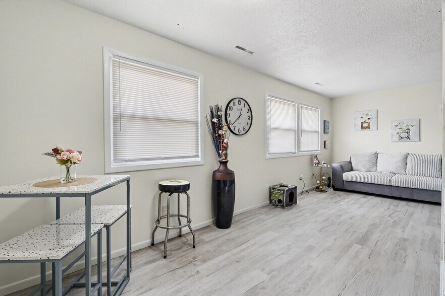 More Photos Of 604-702 W 63rd St, Davenport Apartments For Sale