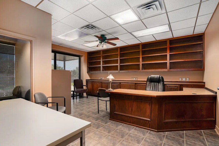 More Photos Of 124 S Nolan River Rd, Cleburne Flex For Lease