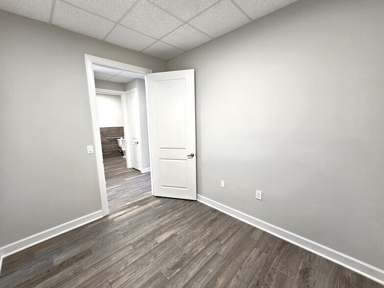More Photos Of 3129 Kingsley Dr, Pearland Office For Lease
