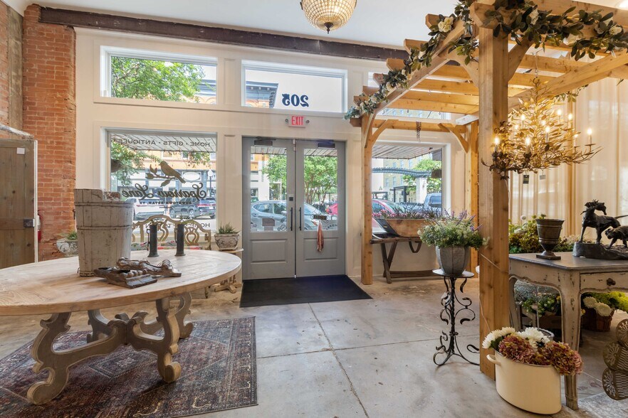 More Photos Of 205 S Main St, Bryan Storefront For Lease