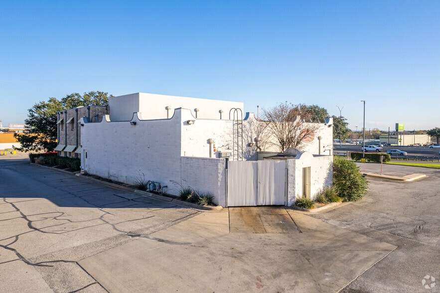 More Photos Of 3907-4025 W Airport Fwy, Irving Unknown For Lease