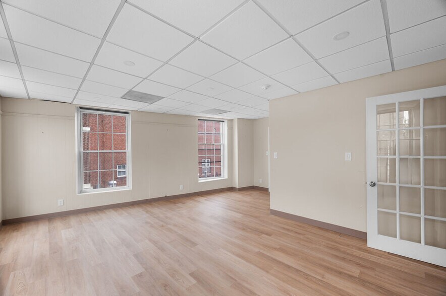 More Photos Of 54 Pleasant St, Newburyport Storefront Retail Office For Lease