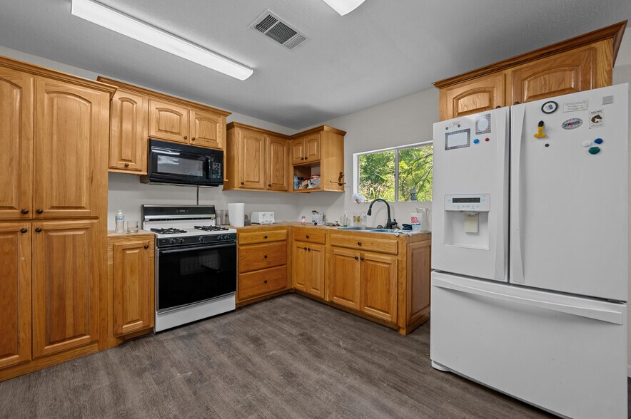 More Photos Of 3301 Beaumont Ave, Liberty Warehouse For Sale