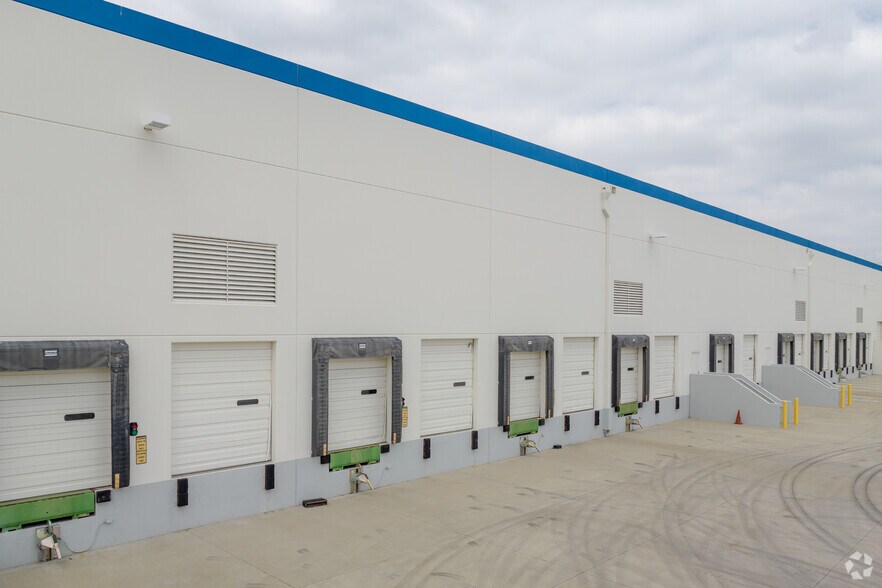 More Photos Of 7580 Cherry Ave, Fontana Warehouse For Lease