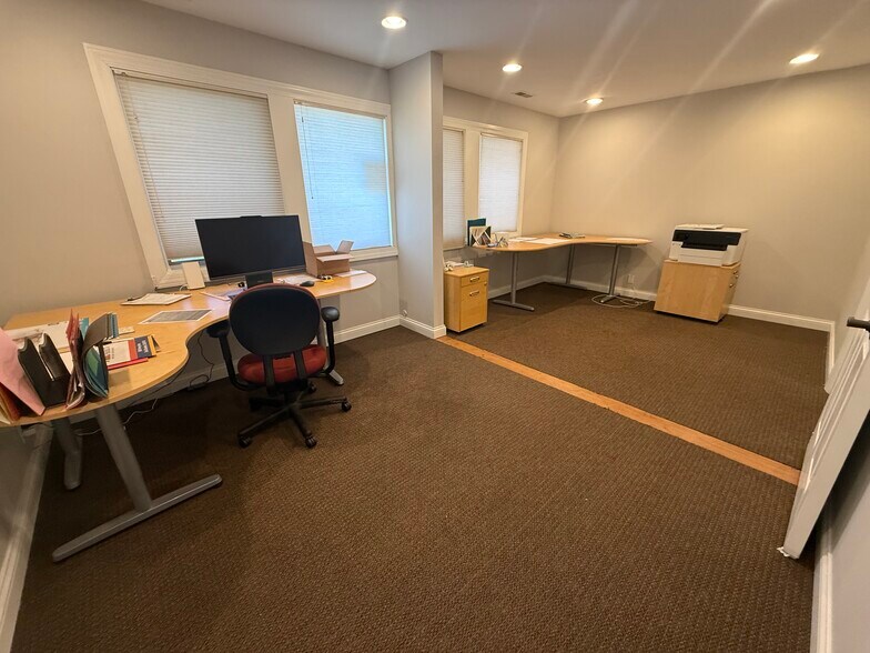 More Photos Of 806 Penny Ave, East Dundee Storefront Retail Office For Lease