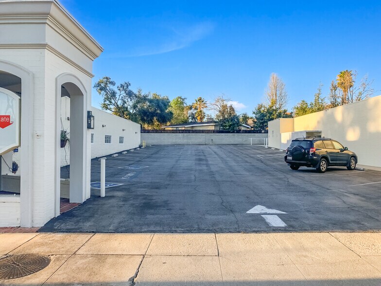 More Photos Of 2065-2095 Huntington Dr, San Marino Office For Sale