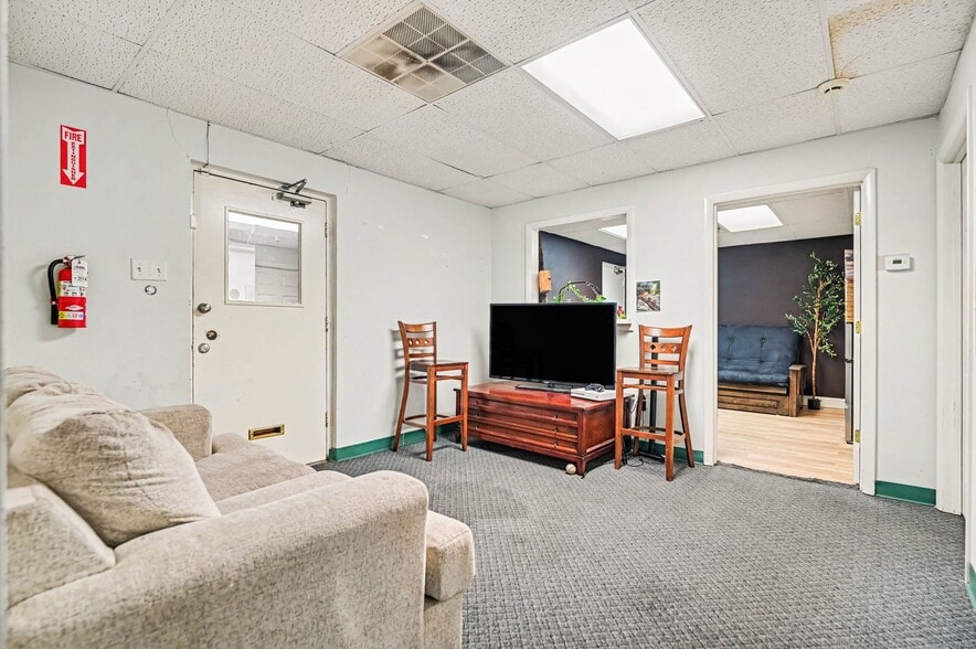 More Photos Of 516-528 Main St, Hamilton Office For Sale