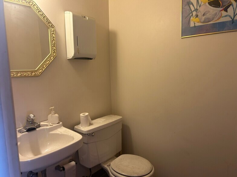 More Photos Of 420 S Federal Blvd, Denver Office For Sale